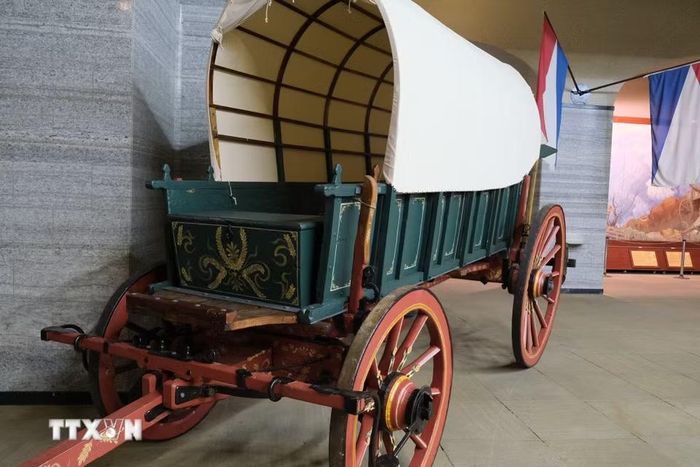 Một mẫu xe kéo của người Voortrekker được trưng bày tại đài tưởng niệm. (Ảnh: Hồng Minh/TTXVN)