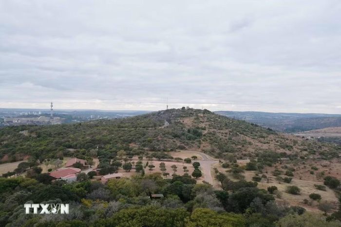 Thủ đô Pretoria nhìn từ trên đỉnh Đài tưởng niệm Voortrekker. (Ảnh: Hồng Minh/TTXVN)