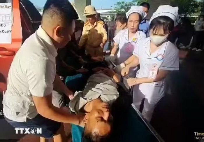 Được sự hỗ trợ của lực lượng Cảnh sát giao thông, bệnh nhân đã được đưa đến bệnh viện kịp thời. (Ảnh: TTXVN phát)