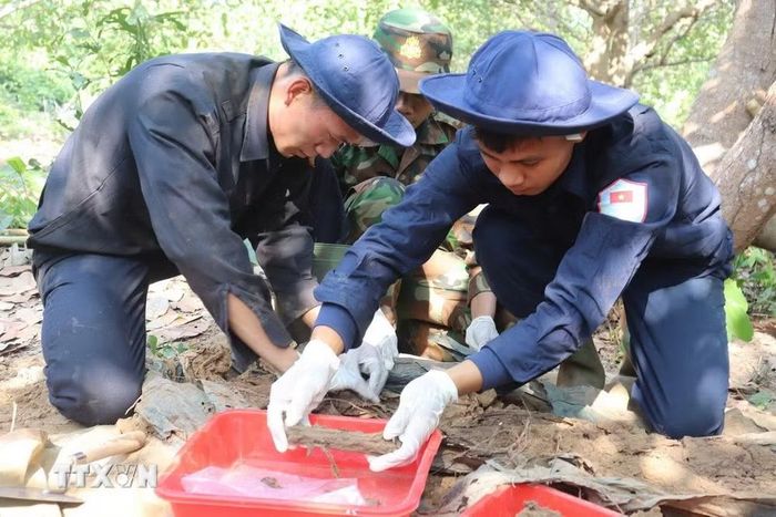 Cất bốc hài cốt liệt sỹ. (Ảnh: TTXVN phát)