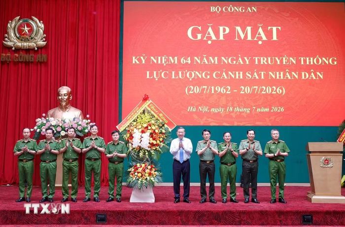Tổng Bí thư, Chủ tịch nước Tô Lâm tặng hoa chúc mừng lực lượng Cảnh sát nhân dân. (Ảnh: Thống Nhất/TTXVN)