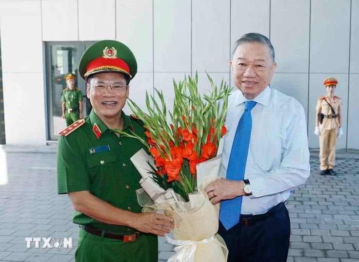 Thượng tướng Nguyễn Văn Long, Ủy viên Trung ương Đảng, Ủy viên Thường vụ Đảng ủy Công an Trung ương, Thứ trưởng Bộ Công an, Thủ trưởng Cơ quan Cảnh sát Điều tra Bộ Công an tặng hoa Tổng Bí thư, Chủ tịch nước Tô Lâm. (Ảnh: Thống Nhất/TTXVN)