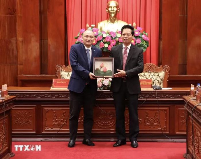 Ông Nguyễn Thành Diệu, Phó Chủ tịch Ủy ban Nhân dân tỉnh Đồng Tháp trao quà lưu niệm cho ông Kanat Tumysh, Đại sứ Cộng hòa Kazakhstan tại Việt Nam. (Ảnh: Hồng Nhung/TTXVN)