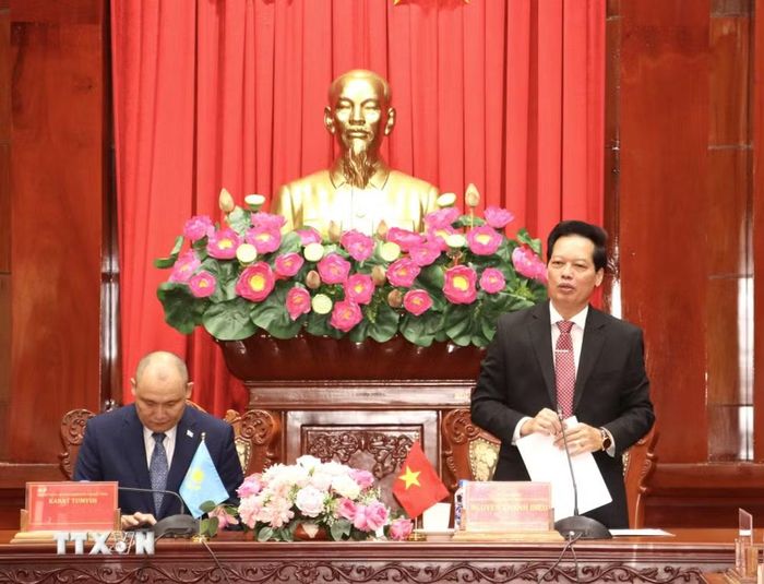 Ông Nguyễn Thành Diệu, Phó Chủ tịch Ủy ban Nhân dân tỉnh Đồng Tháp chia sẻ năng lực cung ứng vỏ trấu của tỉnh Đồng Tháp. (Ảnh: Hồng Nhung/TTXVN)