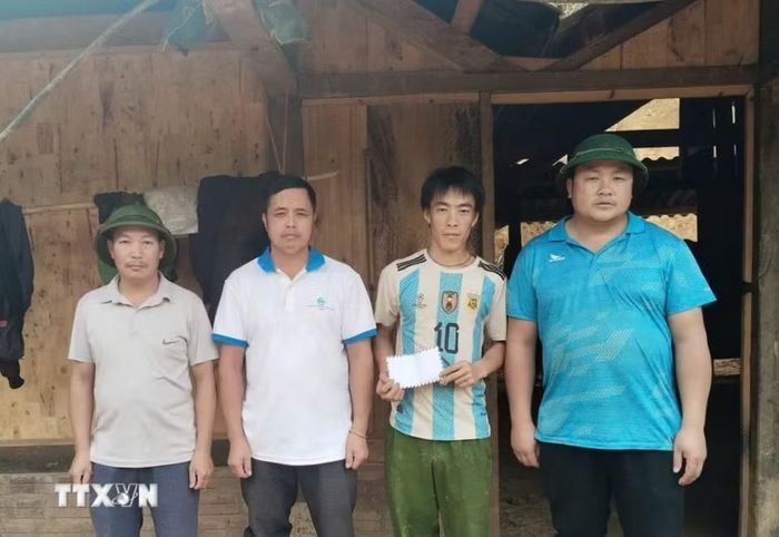 Xã Púng Luông hỗ trợ cho người dân bị sạt lở về nhà ở. (Ảnh: TTXVN phát)
