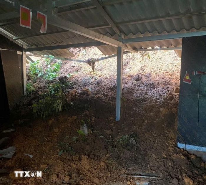 Xã Khao Mang có 14 ngôi nhà bị hư hỏng do bị sạt lở đất vào trong nhà. (Ảnh: TTXVN phát)