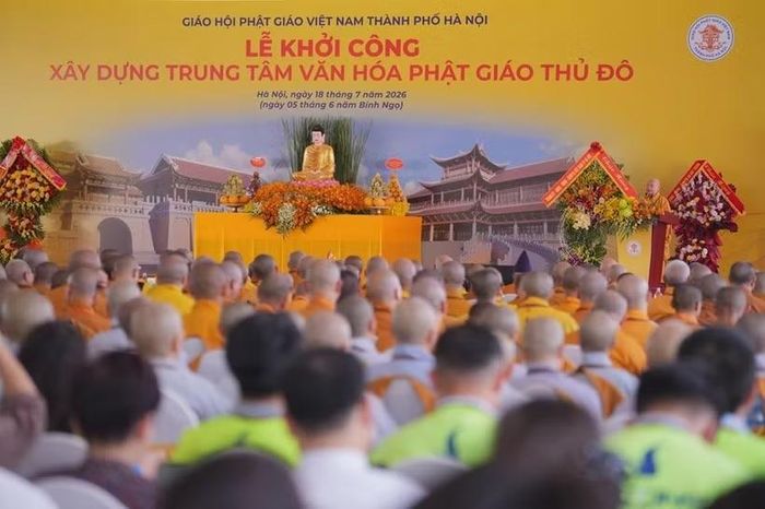 Chư tôn giáo phẩm cùng các đại biểu đã cử hành nghi thức khởi công xây dựng Trung tâm Văn hóa Phật giáo Thủ đô, đánh dấu cột mốc quan trọng trên hành trình kiến tạo một không gian văn hóa, giáo dục và tâm linh mang tầm vóc của Phật giáo Thăng Long-Hà Nội trong thời kỳ mới. (Ảnh: Phật Sự Online)
