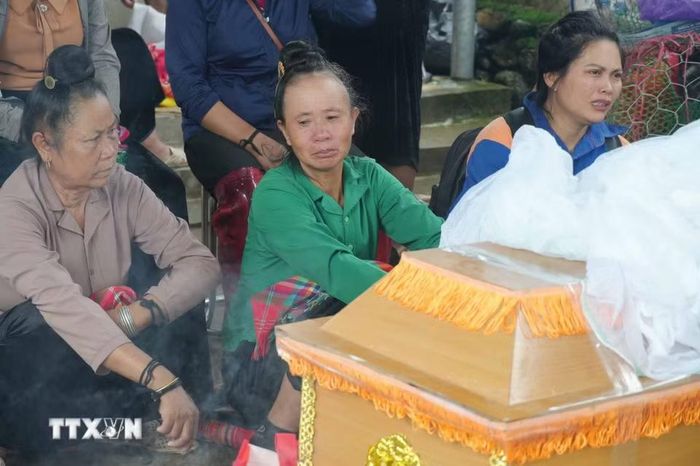 Nỗi đau của một gia đình có người thân tử vong do lũ quét. (Ảnh: Nguyễn Oanh/ TTXVN)