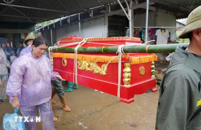 Nỗi đau của một gia đình có người thân tử vong do lũ quét. (Ảnh: Nguyễn Oanh/TTXVN)