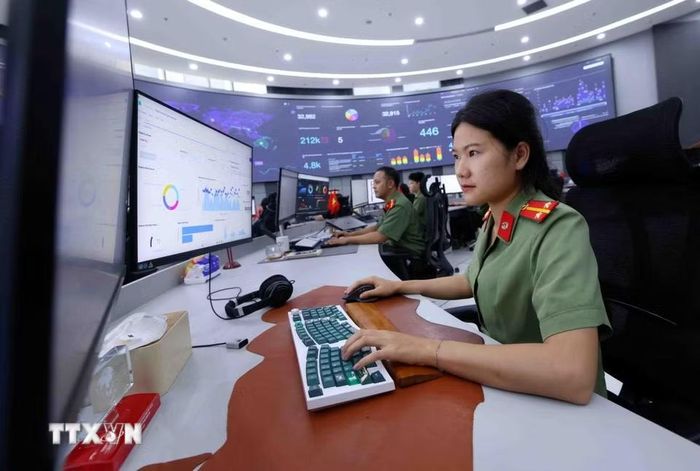 Giây phút căng thẳng của một cán bộ an ninh mạng. Càng trong tình huống áp lực, họ càng phải tỉnh táo hơn đối thủ. (Ảnh: Phạm Kiên/TTXVN)