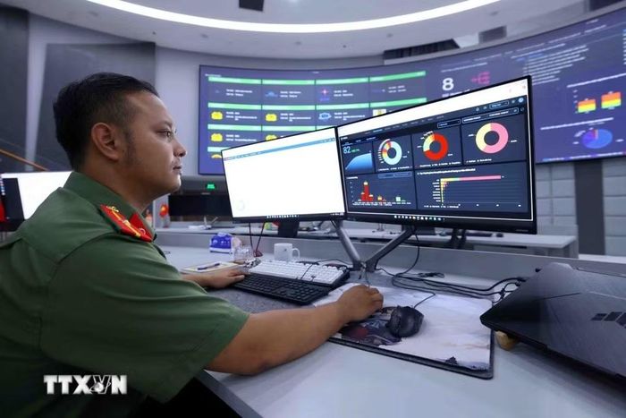 Cán bộ, chiến sỹ Cục An ninh mạng và phòng, chống tội phạm sử dụng công nghệ cao theo dõi biểu đồ xu hướng mã độc, đánh giá trực tiếp các nguy cơ trên không gian ảo. (Ảnh: Phạm Kiên/TTXVN)