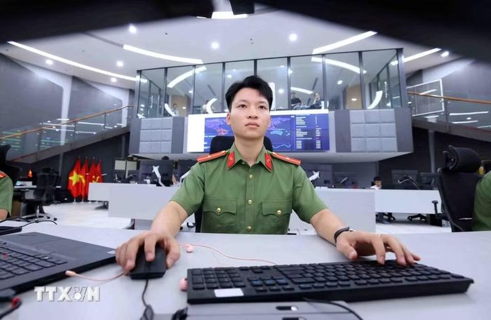 Mắt không rời màn hình, tay gõ phím liên tục, những người lính lực lượng An ninh mạng là những "người gác đền" chặn đứng sự cố trước khi nó kịp xảy ra. (Ảnh: Phạm Kiên/TTXVN)