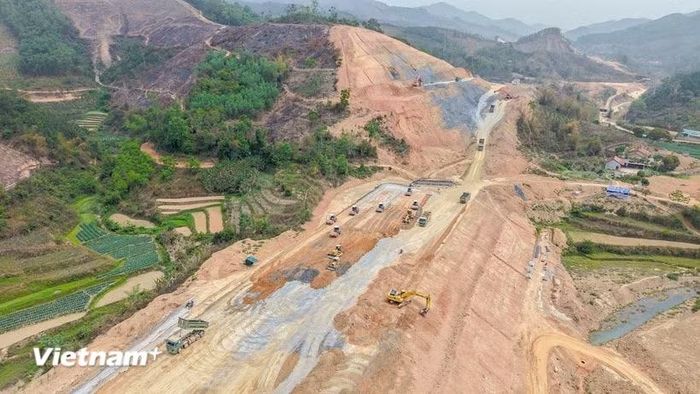 Nhà thầu triển khai thi công một dự án đường bộ cao tốc. (Ảnh: Việt Hùng/Vietnam+)