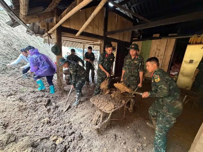 Cán bộ, chiến sỹ tham gia khắc phục hậu quả thiên tai tại thôn La Phu Khơ, hỗ trợ các hộ gia đình bị ảnh hưởng ổn định cuộc sống. (Ảnh: TTXVN phát)