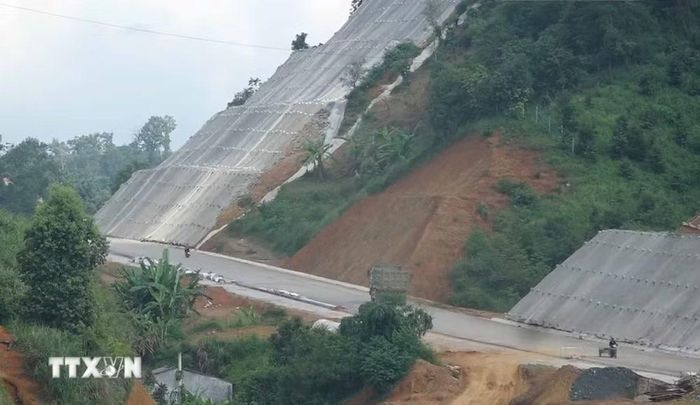 Các phương tiện lưu thông trên tuyến cao tốc Đồng Đăng-Trà Lĩnh đang thi công thuộc địa phận tỉnh Lạng Sơn. (Ảnh: TTXVN phát)