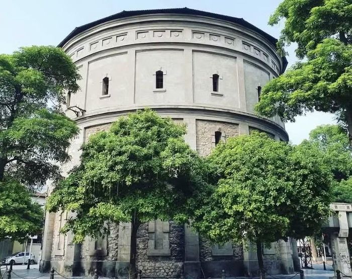 Tháp nước Hàng Đậu từng trở thành không gian tham quan độc lạ trong Lễ hội Thiết kế Sáng tạo năm 2024, trước khi bị đóng cửa trở lại vì chưa có cơ chế quản lý, mở cửa đón khách thường xuyên. (Ảnh: Vietnam+)