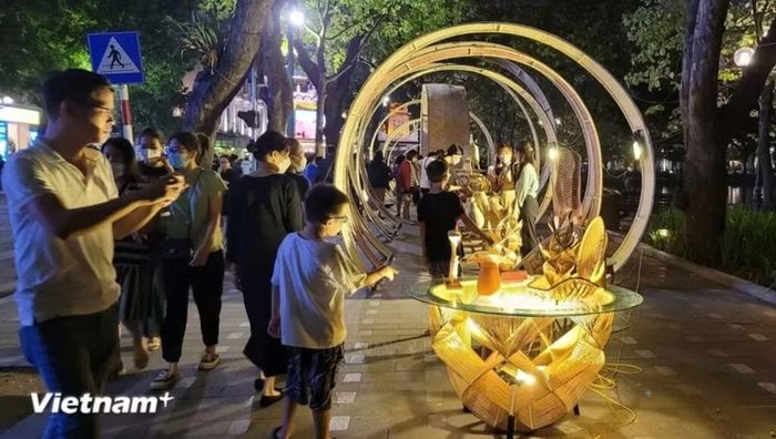 Trưng bày sản phẩm trong không gian sáng tạo trên phồ đi bộ Hồ Gươm. (Ảnh: Minh Anh/Vietnam+)