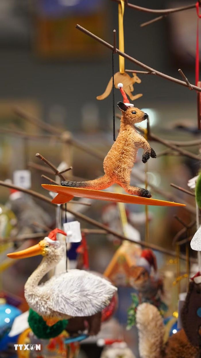 "Chú kangaroo đội mũ Ông già Noel" được bày bán trong cửa hàng lưu niệm. (Ảnh: Lê Đạt/TTXVN)