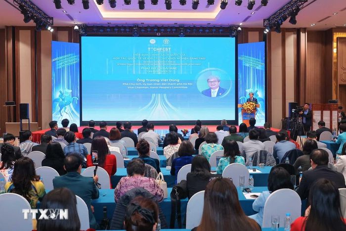 Phó Chủ tịch UBND Thành phố Hà Nội Trương Việt Dũng phát biểu khai mạc Diễn đàn chính sách quốc gia về hợp tác quốc tế trong đầu tư cho khởi nghiệp sáng tạo. (Ảnh: Hoàng Hiếu/TTXVN)