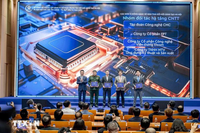 Bộ trưởng Bộ Khoa học và Công nghệ Nguyễn Mạnh Hùng trao chứng nhận Đơn vị đồng hành Hệ sinh thái Đổi mới sáng tạo Hà Nội cho các doanh nghiệp CMC, FPT, Elcom, Tecapro tại Lễ ra mắt công ty Trung tâm Đổi mới sáng tạo Hà Nội (HIC) ngày 26/2/2026. (Ảnh: Trung Nguyên/TTXVN)