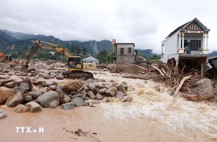 Sở Xây dựng phối hợp với Ban 2, Bộ Xây dựng tập trung nhân lực, phương tiện, máy móc, nguyên vật liệu gấp rút thông tuyến nhanh nhất, tránh ùn tắc trên Quốc lộ 32 đoạn qua xã Mường Than. (Ảnh: Quý Trung/TTXVN)