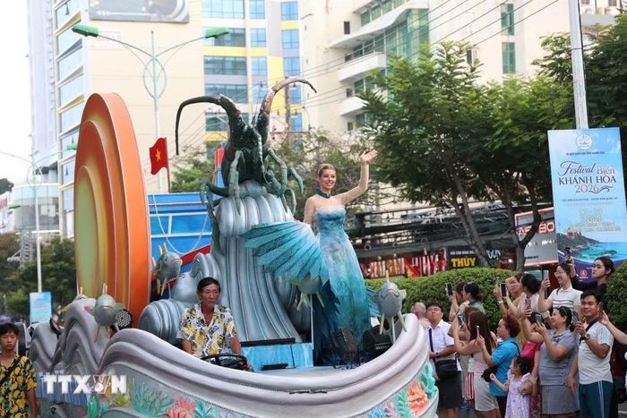 Đoàn xe hoa rực rỡ sắc màu diễu hành trên tuyến đường ven biển Nha Trang trong đêm Carnival. (Ảnh: Đặng Tuấn/TTXVN)