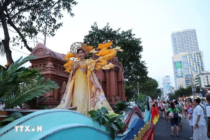 Các diễn viên tái hiện vẻ đẹp văn hóa biển trong chương trình Carnival đường phố. (Ảnh: Đặng Tuấn/TTXVN)