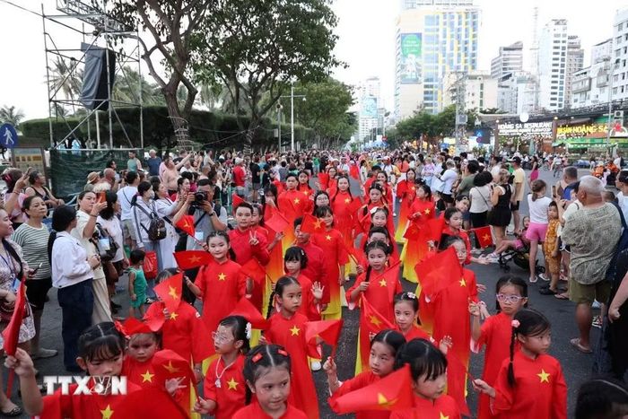 Không khí sôi động của lễ diễu hành Carnival trên đường Trần Phú, phường Nha Trang. (Ảnh: Đặng Tuấn/TTXVN)