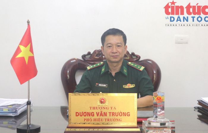Thượng tá Dương Văn Trường, Phó Hiệu trưởng Trường Trung cấp 24 Biên phòng trả lời phỏng vấn phóng viên báo Tin tức và Dân tộc.