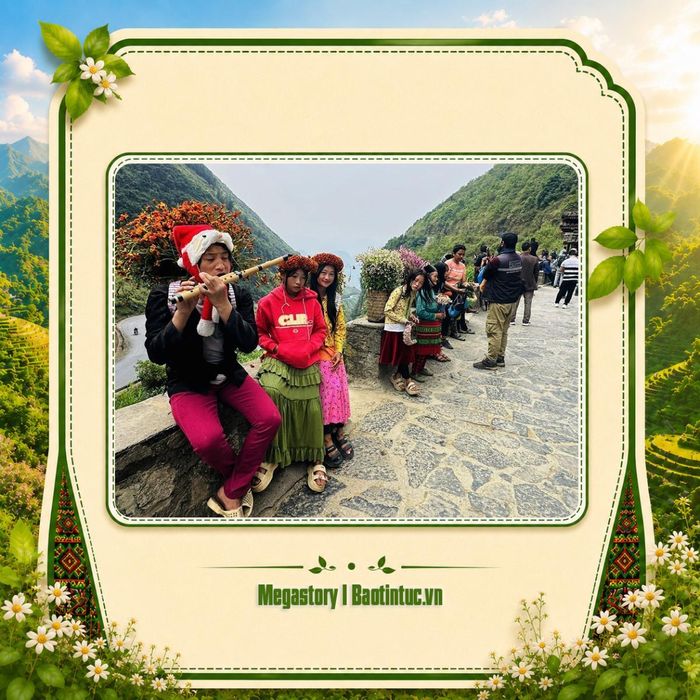 Đồng bào người Mông ở thôn Lũng Cẩm (xã Sủng Là) chơi khèn và cõng hoa bên đường, tạo nên nét đẹp bình dị trong không gian văn hóa của miền biên ải.