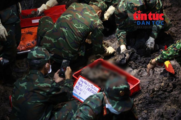 Với phương châm "chắc đến đâu làm đến đó, dễ làm trước, khó làm sau, thận trọng, tỉ mỉ", các chiến sĩ đã tìm được hàng chục hài cốt tại công viên Lê Thị Riêng trong những ngày qua.