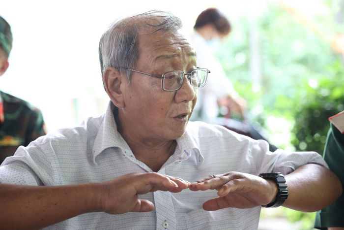 Ông Nguyễn Thành Phước (70 tuổi), nhân chứng từng chứng kiến việc chôn cất các chiến sĩ năm 1968 - nhiều ngày liền có mặt tại hiện trường để đồng hành cùng lực lượng tìm kiếm.