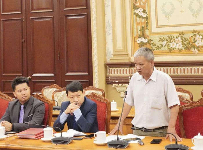 Ông Nguyễn Xuân Thắng trình bày các thông tin thu thập được trong suốt gần 10 năm về liệt sĩ, mộ liệt sĩ khu vực nghĩa địa Chí Hòa - Chợ Quán, nay là Công viên Lê Thị Riêng.