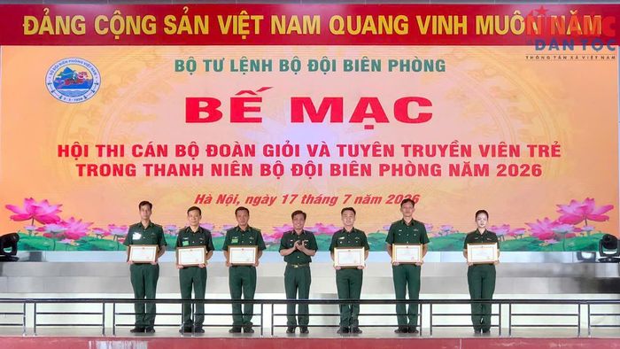 Thiếu tướng Vũ Quốc Ân, Phó Chính ủy BĐBP tặng Bằng khen của Bộ Tư lệnh BĐBP cho các tập thể và cá nhân đạt thành tích cao.