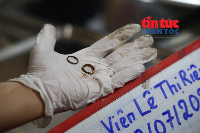 Đôi nhẫn vàng được tìm thấy cùng hài cốt liệt sĩ tại Công viên Lê Thị Riêng vào ngày 10/7.