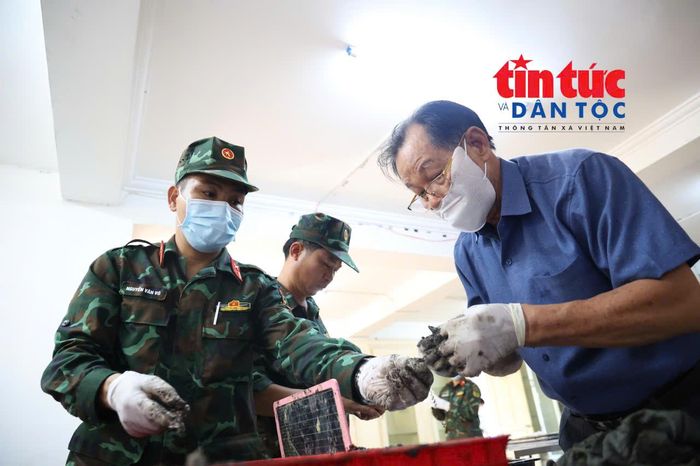 Bác sĩ Trần Văn Bản tham gia tìm kiếm hài cốt liệt sĩ tại Công viên Lê Thị Riêng.