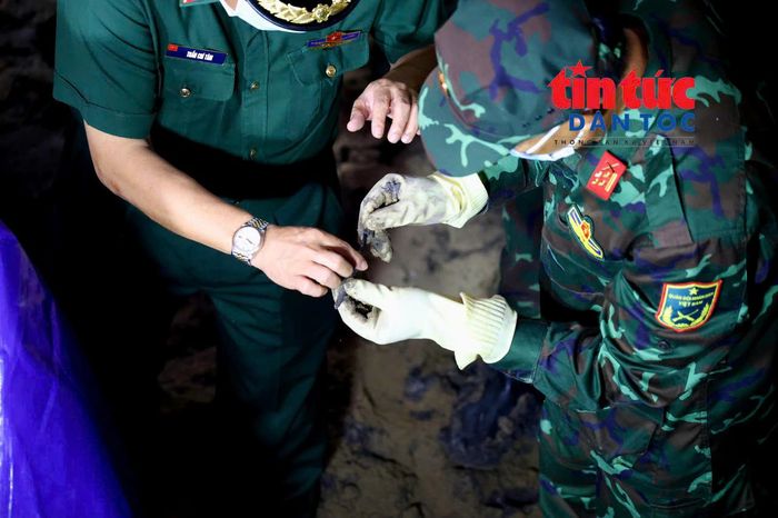 Cây bút được tìm thấy bên cạnh hài cốt của các liệt sĩ tại Công viên Lê Thị Riêng.
