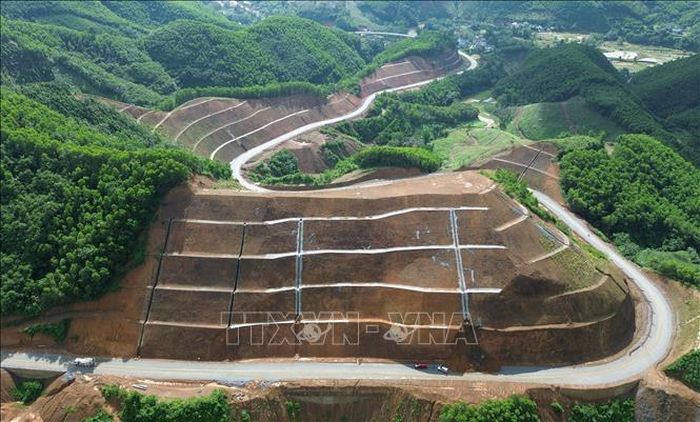 Trên toàn tuyến đã cơ bản thi công xong nền mặt đường sẵn sàng đưa vào khai thác sử dụng. Ảnh: Quốc Khánh/TTXVN