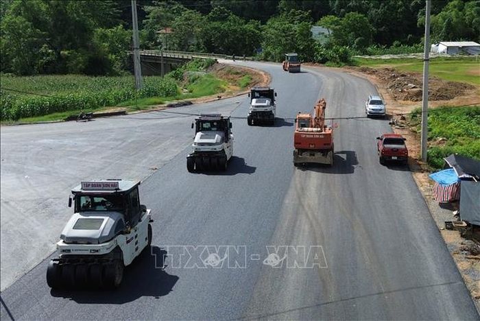 Nhà thầu Tập đoàn Sơn Hải triển khai thảm Asphal những mét cuối cùng trên tuyến thuộc địa phận tỉnh Tuyên Quang. Ảnh: Quốc Khánh/TTXVN