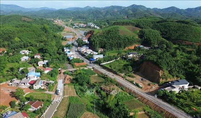 Trên tuyến có nhiều đoạn đi qua khu dân cư tạo điều kiện cho người dân di chuyển, phát triển kinh tế. Ảnh: Quốc Khánh/TTXVN