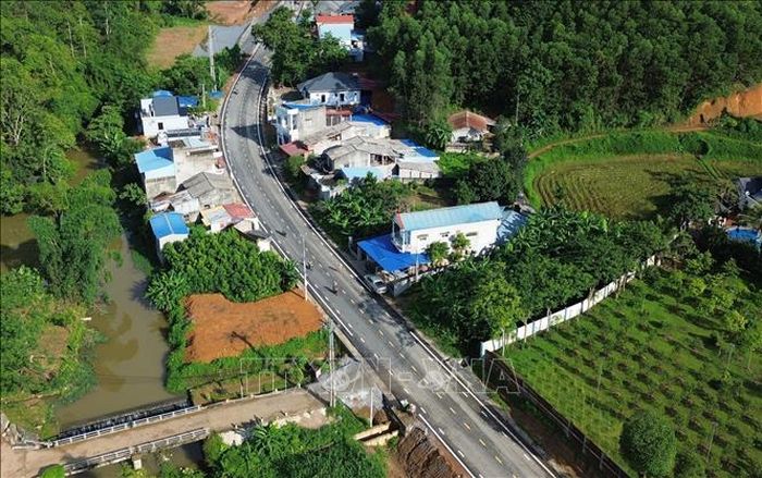 Tuyến đường khi đưa vào sử dụng góp phần nâng cao chất lượng cuộc sống của người dân nơi đây và thúc đẩy phát triển kinh tế địa phương. Ảnh: Quốc Khánh/TTXVN