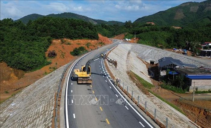 Nhà thầu Tập đoàn Sơn Hải tận dụng thời tiết thuận lợi tập trung nhân lực, máy móc đẩy nhanh tiến độ dự án. Ảnh: Quốc Khánh/TTXVN