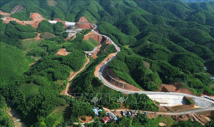 Dự án xây dựng đường Hồ Chí Minh đoạn Chợ Chu - Ngã ba Trung Sơn do Ban Quản lý đường Hồ Chí Minh làm chủ đầu tư, dự kiến hoàn thành vào tháng 9/2026 theo chỉ đạo của Bộ Xây dựng. Ảnh: Quốc Khánh/TTXVN