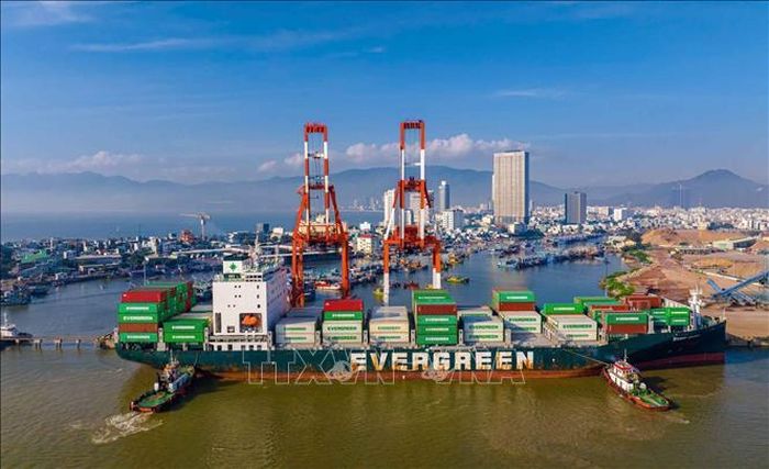 Tàu container xếp dỡ hàng hóa tại Cảng Quy Nhơn - cửa ngõ xuất nhập khẩu chủ lực của hàng hóa Tây Nguyên, là điểm đầu trong hệ thống logistics của tỉnh Gia Lai. Ảnh: Dũng Nhân/TTXVN phát