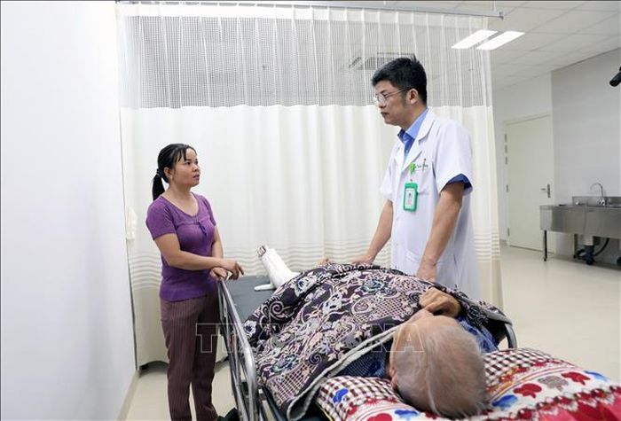 Các bác sĩ khám cho người bệnh tại Bệnh viện Hữu nghị Việt Đức cơ sở Ninh Bình.