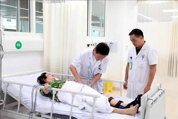 Các bác sĩ khám cho người bệnh tại Bệnh viện Hữu nghị Việt Đức cơ sở Ninh Bình.