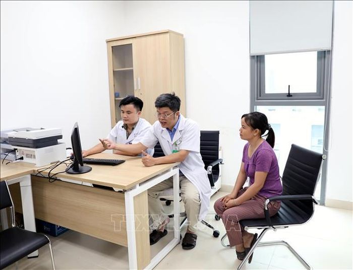 Các bác sĩ khám cho người bệnh tại Bệnh viện Hữu nghị Việt Đức cơ sở Ninh Bình.