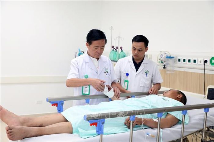 Các bác sĩ khám cho người bệnh tại Bệnh viện Hữu nghị Việt Đức cơ sở Ninh Bình.