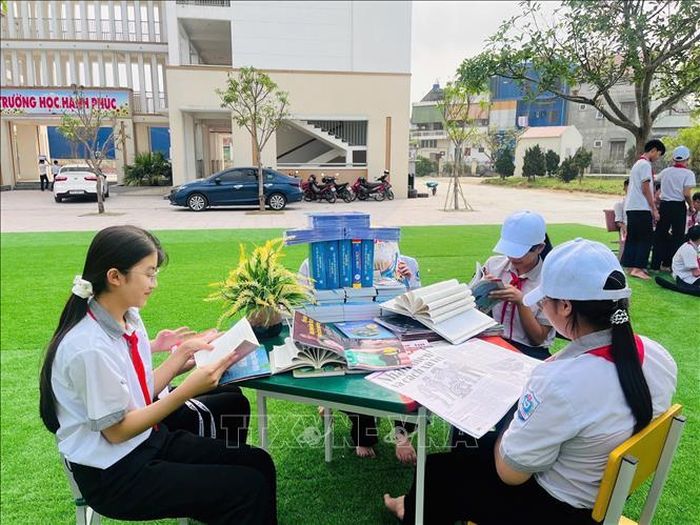 Học sinh trường THCS Mỹ Châu trải nghiệm đọc sách, báo tại không gian "Thư viện xanh".
