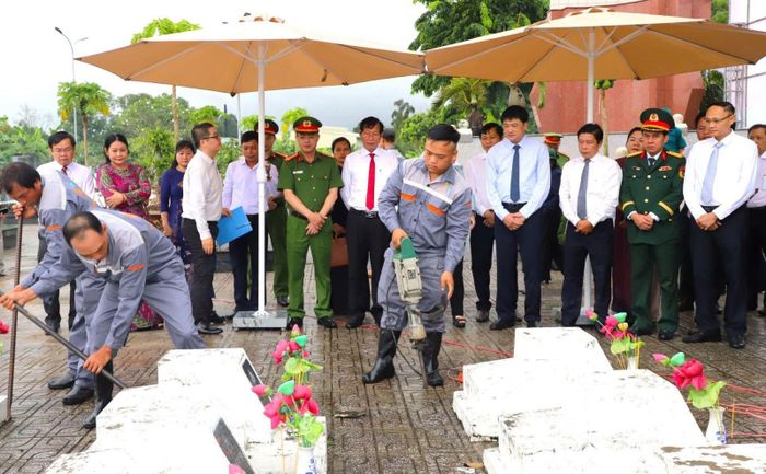 Triển khai lấy mẫu hài cốt tại Nghĩa trang Giồng Riềng.